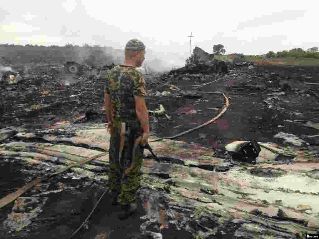 Ресейшіл сепаратист Malaysia Airlines компаниясының жолаушылар ұшағы құлаған жерде - Донецк облысының Габрово кенті маңында тұр. Апат туралы ресми ақпарат тарар алдында ғана сепаратистер лидері әлеуметтік желі арқылы "ұшақ атып түсіргендерін" хабарлаған еді. Кейінірек, өзін өзі жариялаған "Донецк халық республикасының" "премьер-министрі" Александр Бородай "ұшақты Украина әскерилері атты" деп мәлімдеді. 