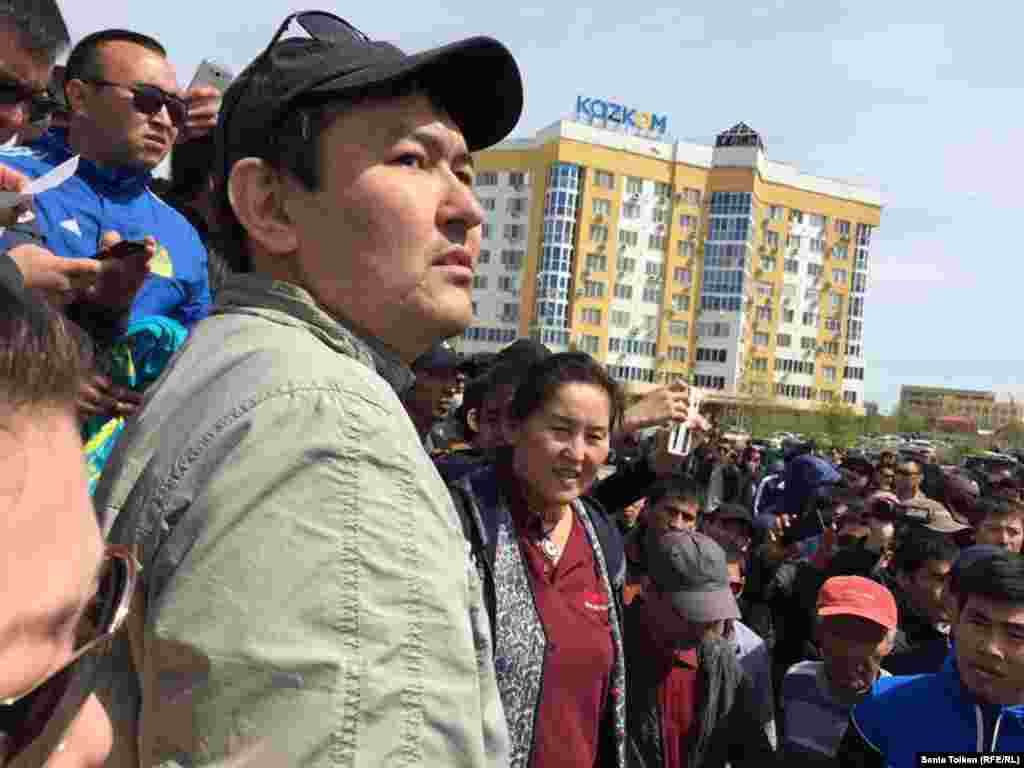 Гражданский активист Талгат Аян на митинге. Ранее он через социальные сети приглашал местных жителей на митинг против «продажи земли в частную собственность», после чего получил повестку на допрос в отделение полиции.