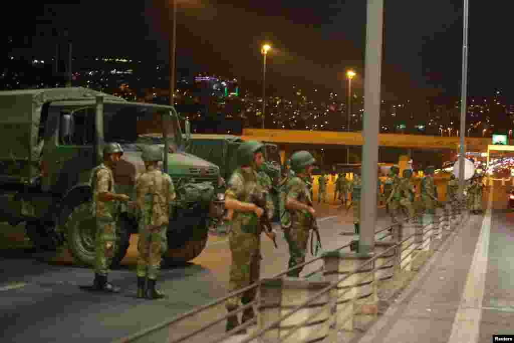 نیروهای ارتش راه پل بسفور را مسدود کرده اند. 