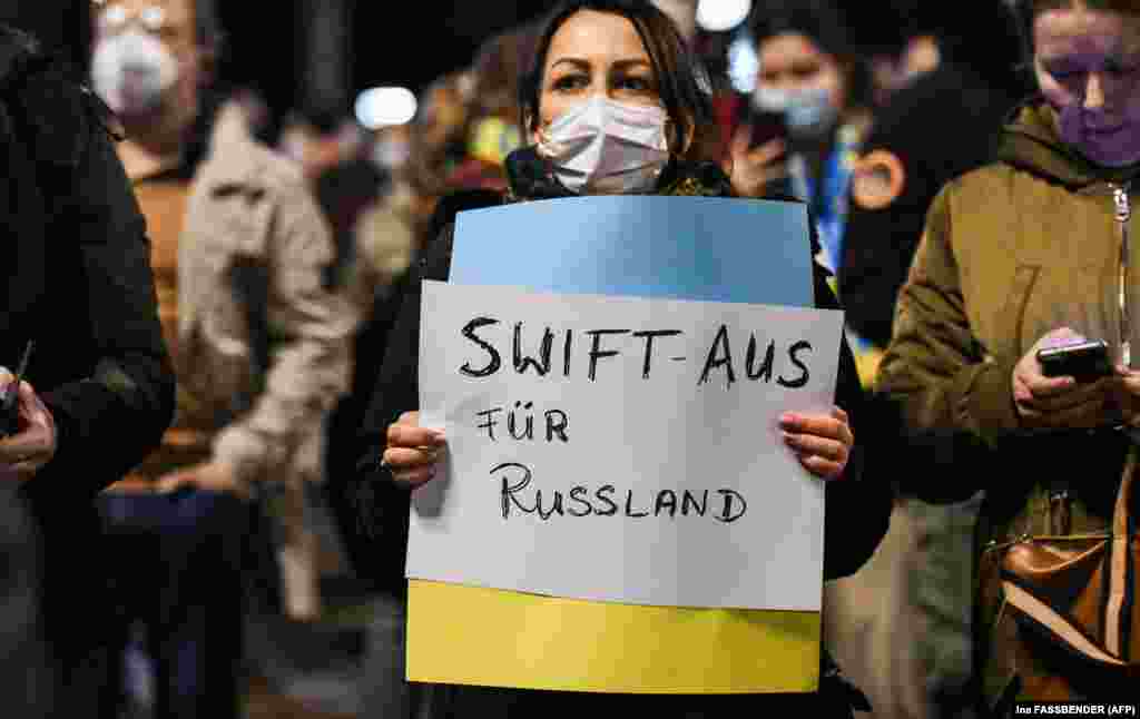 Берлинде митингге чыккандар Орусияны SWIFT финансылык системасынан чыгарууну талап кылышты. 25-февраль.