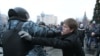 Şenbe güni Moskwanyň merkezinde bolan protestde polisiýa bilen çaknyşyklarda azyndan 30 adam ýaralandy. 11-nji dekabr, 2010.