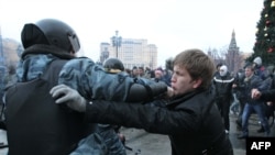 Şenbe güni Moskwanyň merkezinde bolan protestde polisiýa bilen çaknyşyklarda azyndan 30 adam ýaralandy. 11-nji dekabr, 2010.
