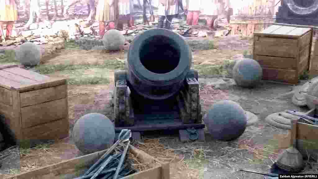 Военные орудия - подлинные экспонаты. Они использовались в те самые времена, о которых рассказывает панорама. 