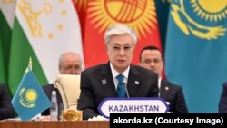 Қазақстан президенті Қасым-Жомарт Тоқаев "Еуропа одағы - Орталық Азия" саммитінде сөз сөйлеп отыр. Самарқан, Өзбекстан. 4 сәуір, 2025 жыл.