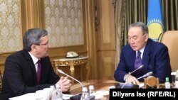 Председатель КНБ Казахстана Владимир Жумаканов (слева) и президент Казахстана Нурсултан Назарбаев.