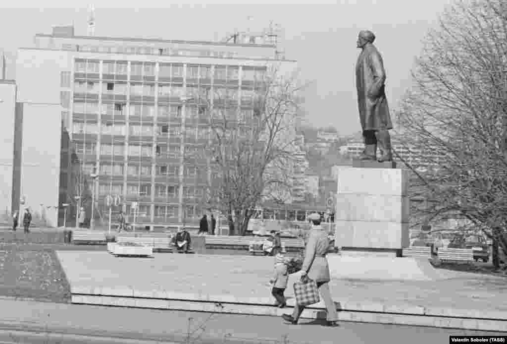 Памятник советскому вождю Владимиру Ленина, основателю СССР, в пражском районе Дейвице, 1981 год. Монумент открыли в 1972 году, в 1990 году его снесли после Бархатной революции. В 1989 году в Чехословакии свергли коммунистический режим. Постамент в форме трамплина стал популярным местом для скейтбордистов. В 2007 году его убрали, а пространство заросло травой