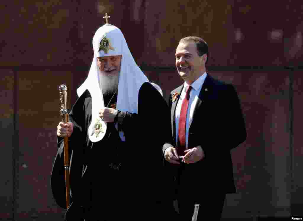 Заступник голови Ради безпеки Росії, колишній прем’єр-міністр Росії Дмитро Медведєв і патріарх Московський Кирило також були присутні на параді до Дня Перемоги