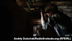 Український військовий на позиціях поблизу селища Золоте-4, 19 вересня 2019 року