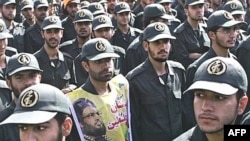 سپاه پاسداران از نظر سازمانی و اختصاص بودجه، زير نظر دولت جمهوری اسلامی نيست اما نيروهايش که به گفته برخی تحليلگران، ۱۲۵ هزار نفر تخمين زده می شود، در کنار نيروهای زير چتر وزارت دفاع، بدنه نيروهای مسلح ايران را تشکيل می دهد