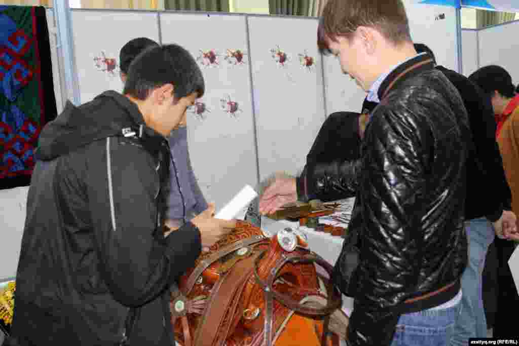 Казахское седло. На выставке можно было и расспросить мастеров, как они изготавливают седло. 
