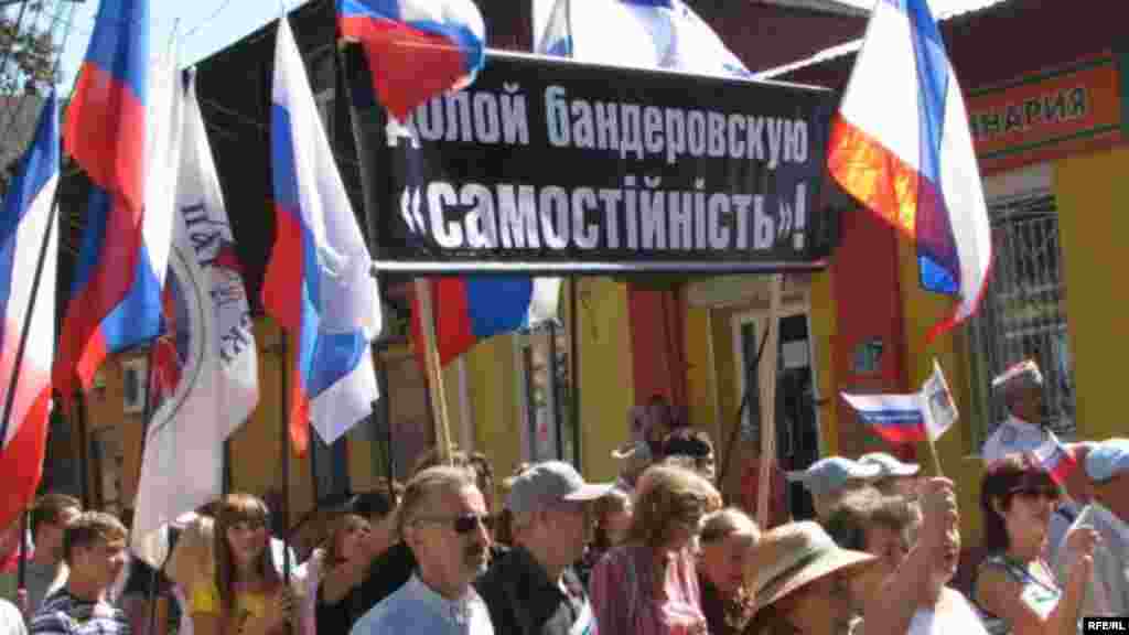 У цей же час російські націоналісти організували в Сімферополі «Русский протест». Вони пройшли центральними вулицями міста і заявили, що виступають проти української незалежності та не вважають 24 серпня святом. Утім, зірвати святкування Дня Незалежності України в Криму російським націоналістам не вдалося. Всі урочисті та святкові заходи пройшли за планом