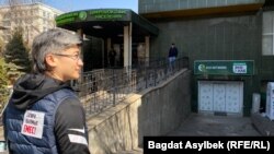 Халықтың цифрлық кеңсесі алдында тұрған Жанар Секербаева.