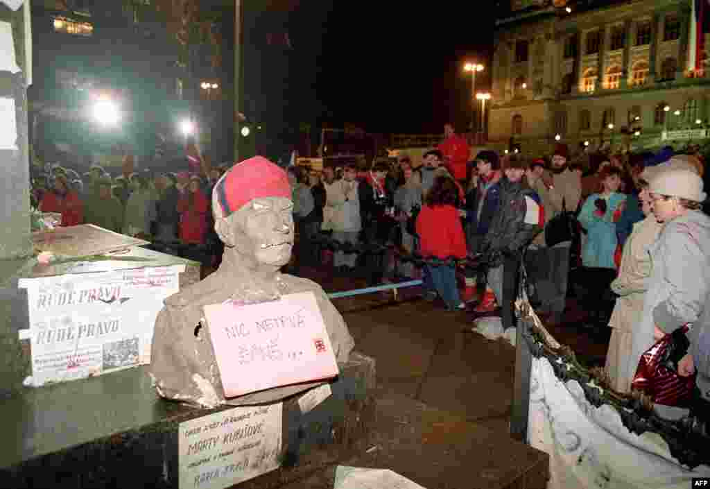 Sowet lideri Iosif Staliniň "Hiç zat müdimi däl" diýen ýazgyly heýkeli protestleriň 10-njy güni we ähliumumy iş taşlaýyşyň ilkinji güni Praganyň Waslaw meýdançasynda ýerleşdirildi, 27-nji noýabr.