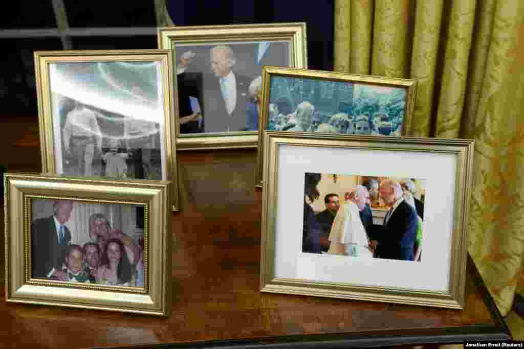Az elnöki szék mögötti asztalon személyes fényképek kaptak helyet. A családi fotók mellett Joe Biden és Ferenc pápa egy közös fényképe is látható az újonnan berendezett irodában.