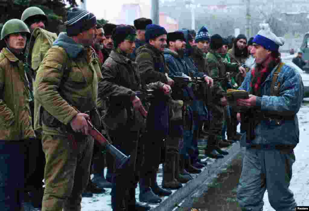 Чеченские добровольцы собираются на главной площади Грозного 17 декабря 1994 года, готовясь к обороне столицы республики в связи с приближением российских войск. Через пару недель федералы начали штурм Грозного, который стал наиболее противоречивым событием с точки зрения неоправданности потерь Грозный был практически полностью уничтожен ракетными обстрелами и бомбардировками – за пять недель боев, по разным оценкам, погибли около 27 тысяч мирных жителей. Редакция Кавказ.Реалии собрала монологи переживших эту трагедию.