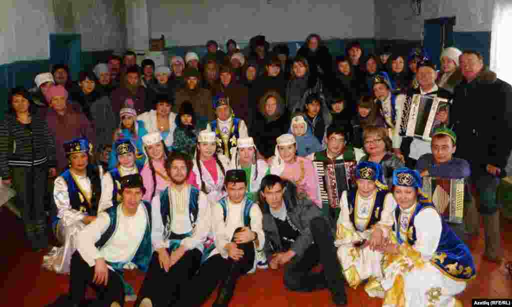 "Умырзая" ансамбле тамашачылар белән
