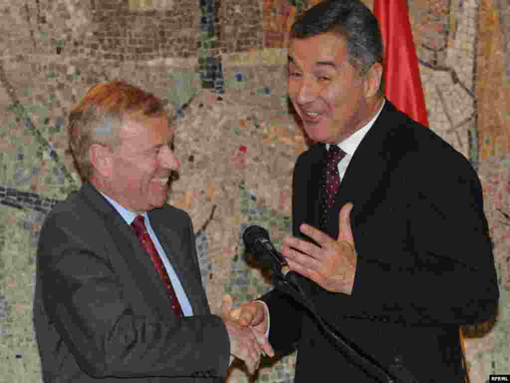 Jaap de Hoop Scheffer, generalni sekretar NATO-a i premijer Milo Đukanović u Podgorici, 16.07.2009. Foto: Savo Prelević