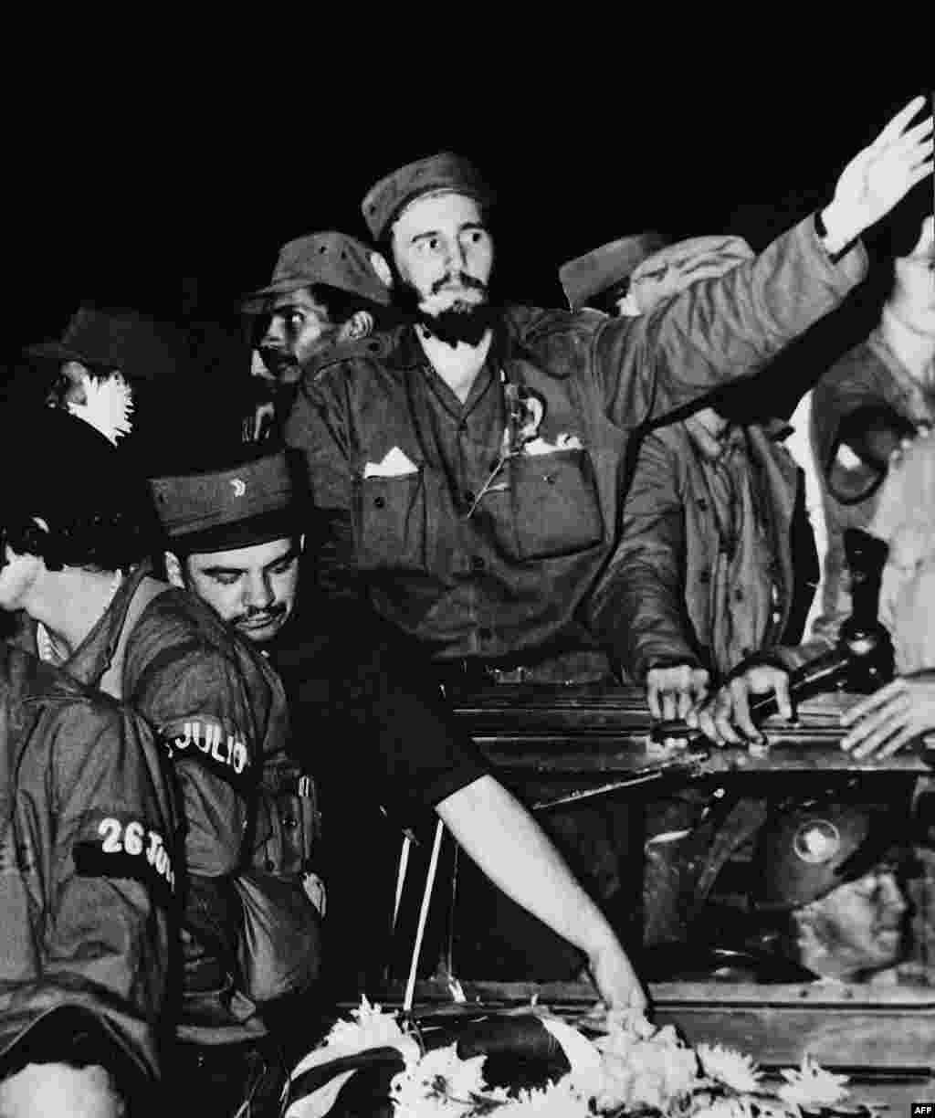 Înconjurat de membri ai mișcării de guerilă stîngistă, Castro în fruntea mulțimii la Cienfuegos, scurtă vreme după alungarea dictatorului cuban, Fulgencio Batista în 1959. 