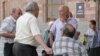 Пенсионеры протестуют перед зданием правительства