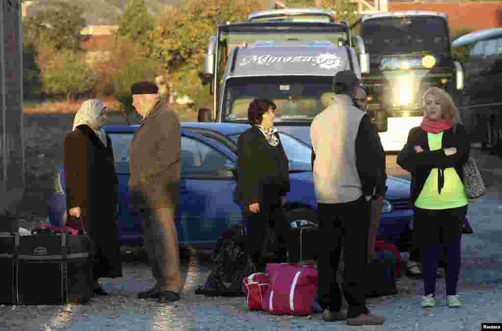 Shqiptarë duke pritur autobusin që merr rrugën për në BE.