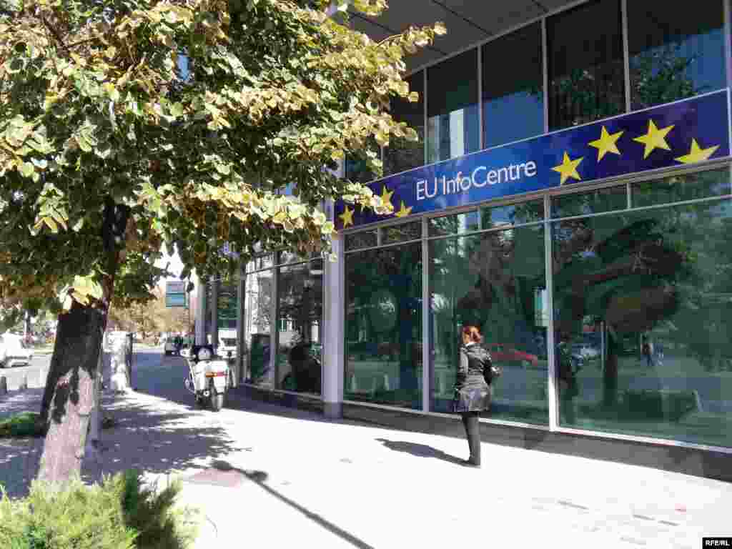 ЕУ / МАКЕДОНИЈА - Делегацијата на Европската унија (ЕУ) во Северна Македонија не коментира внатрешни дискусии во врска со исходот од лидерската средба меѓу премиерот Димитар Ковачевски и лидерот на ВМРО-ДПМНЕ Христијан Мицкоски, но додека дека се јасни заклучоците на Советот на ЕУ од јули 2022 година кои се однесуваат на интеграцијата на земјата во Унијата.