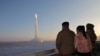 Sjevernokorejski vođa Kim Jong Un gleda na lansiranje interkontinentalne balističke rakete Hwasong-18 tokom, kako Sjeverna Koreja kaže, vježbe na nepoznatoj lokaciji 18. 12. 2023.