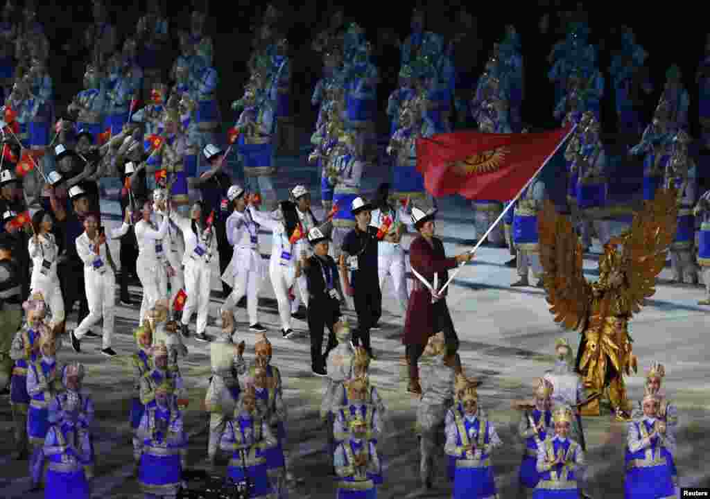Қырғызстан құрамасы құрамалар шеруінде. 