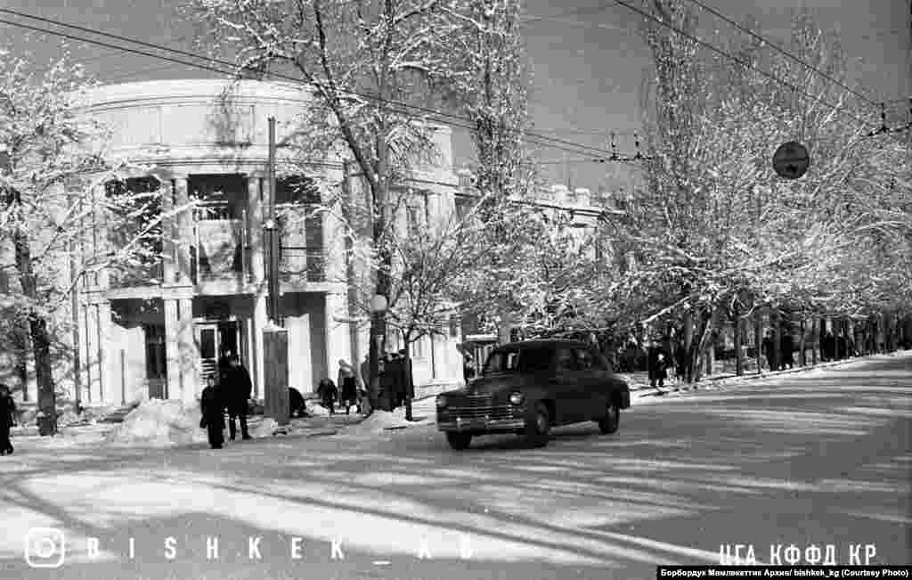 "Киргизия" мейманканасы. 1950-жылдардын башы. Бул мейманкана 1980-жылдары Ала-Тоо аянтын куруу учурунда бузулган. 