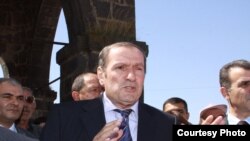 Armenia - Opposition leader Levon Ter-Petrosian addresses supporters in Hrazdan, 05Aug2009. Photo by Gagik Shamshian.
