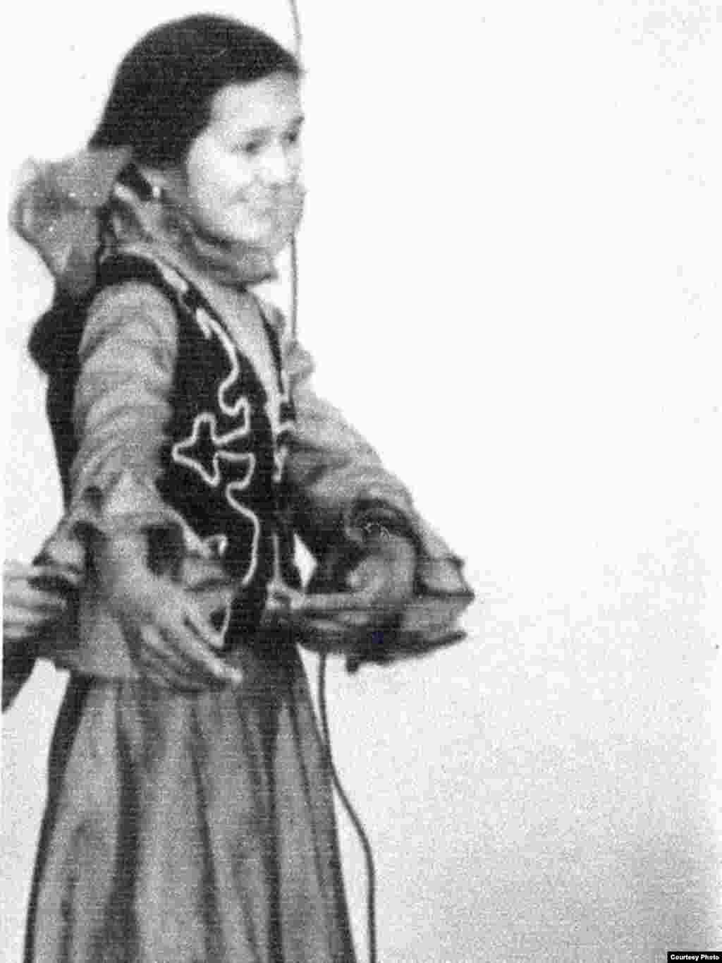 Ляззат - 12 лет. Она активно участвует в школьном кружке самодеятельности. 1982 год.