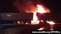 После столкновения с поездом грузовик турецкой компании загорелся. 