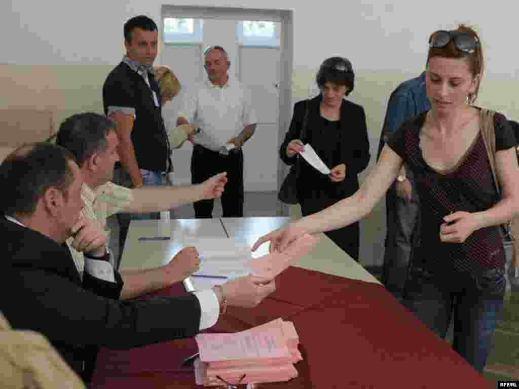 U Crnoj Gori održani lokalni izbori u 14 opština. Glavna politička borba se vodila u Podgorici između koalicije koju predvodi Demokratska partija socijalista i udružene opozicije, 23.05.2010. Foto: Savo Prelević