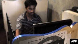 U internet kafeima u Pakistanu istaknuti su upečatljivi natpisi o novouvedenoj zabrani