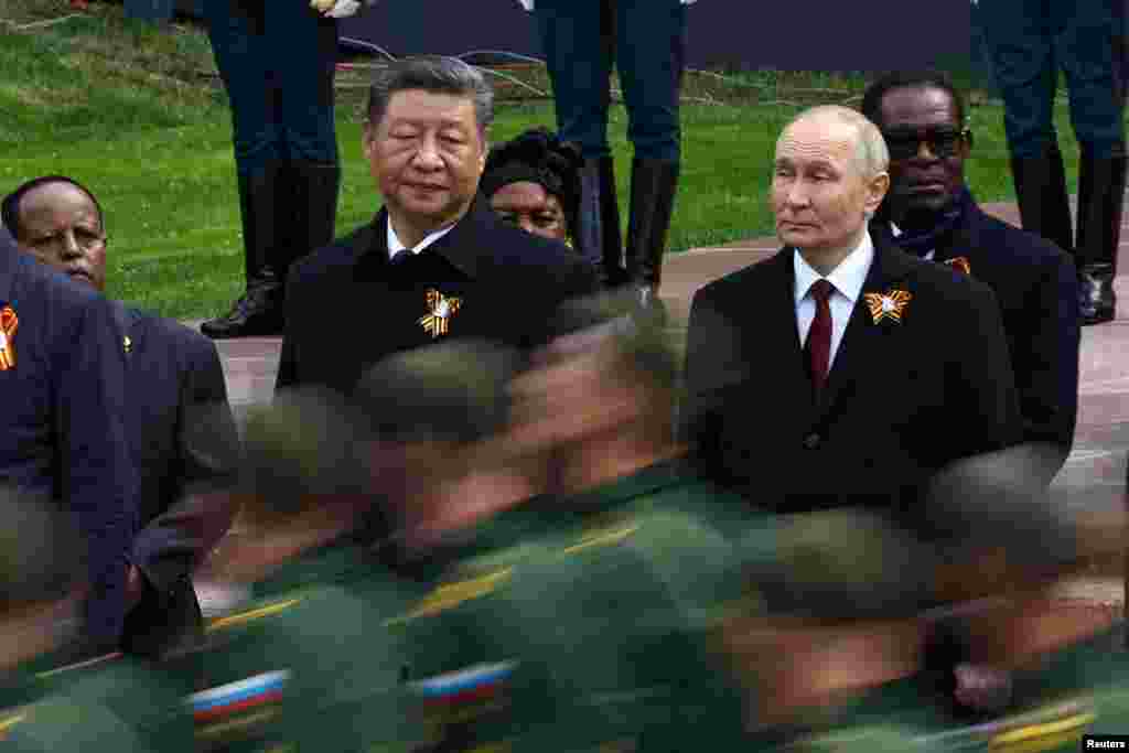 Ruski predsjednik Vladimir Putin i kineski predsjednik Xi Jinping posmatraju marširanje ruskih vojnika tokom ceremonije polaganja cvijeća na Grobnicu nepoznatog junaka 9. maja.