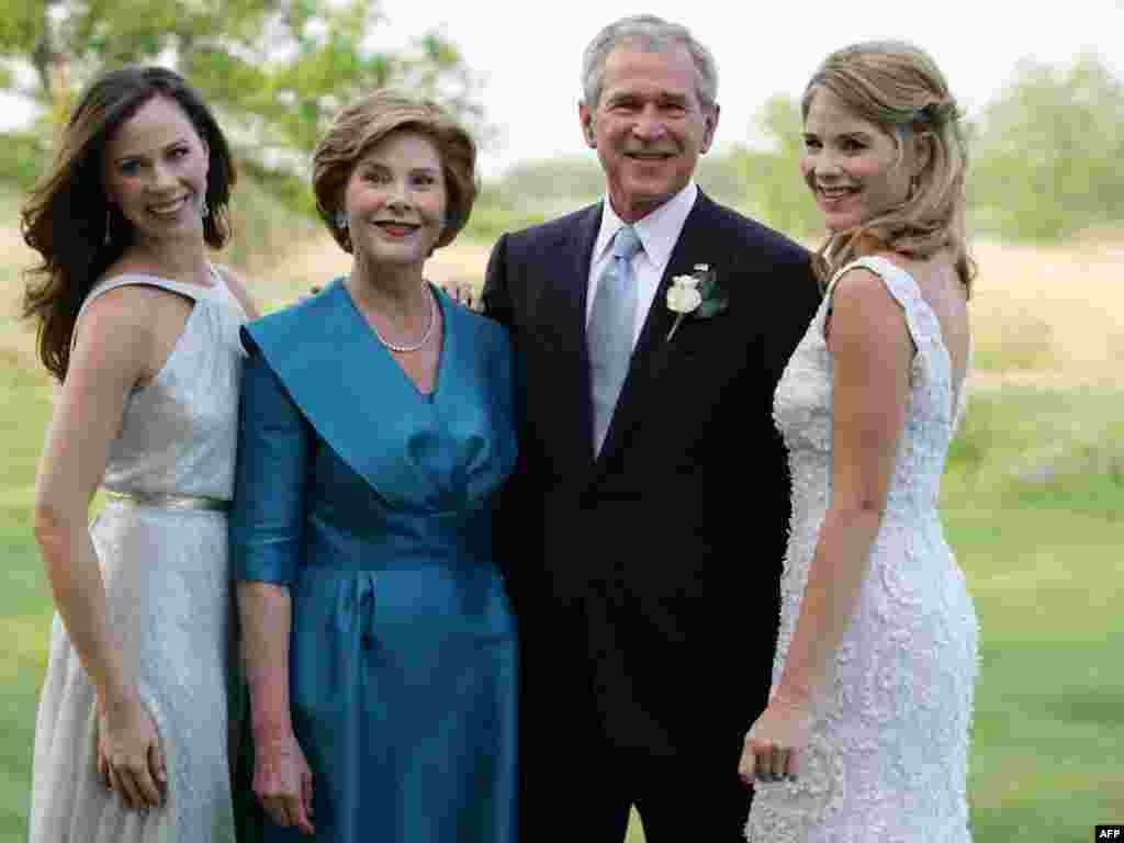 ABŞ: Keçmiş prezident C.Bush ailə islə - qızı Jenna (solda), xanımı Laura (soldan ikinci) və qızı Barbara (sağda) ilə.