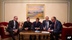 De la stânga la dreapta, premierul britanic K. Starmer, președintele ucrainean V. Zelenski, președintele francez E. Macron, premierul polonez D. Tusk și cancelarul german F. Merz, la Kiev, pe 10 mai, în timpul unei convorbiri telefonice cu președintele american Donald Trump.