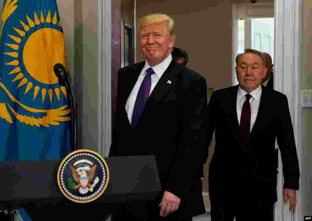 Трамп пен Назарбаев Ақ үйдегі Рузвельт бөлмесіне кіріп келе жатыр. Вашингтон, 16 қаңтар 2018 жыл. 