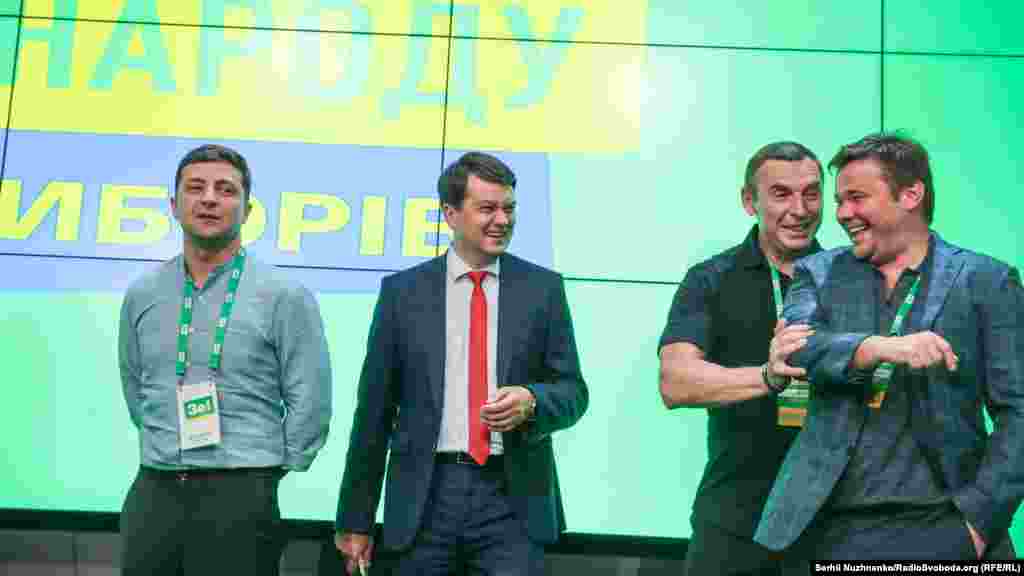 Зліва направо: Президент України Володимир Зеленський, лідер партії «Слуга народу» Дмитро Разумков, перший помічник Зеленського Сергій Шефір та глава Офісу президента Андрій Богдан у штабі партії