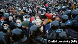 Судири со полицијата за време на протестот против затворањето на опозицискиот лидер Алексеј Навални во Санкт Петерсбург, Русија, сабота, 23 јануари 2021 година.