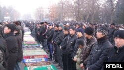 Праздничный намаз на Старой площади Бишкека