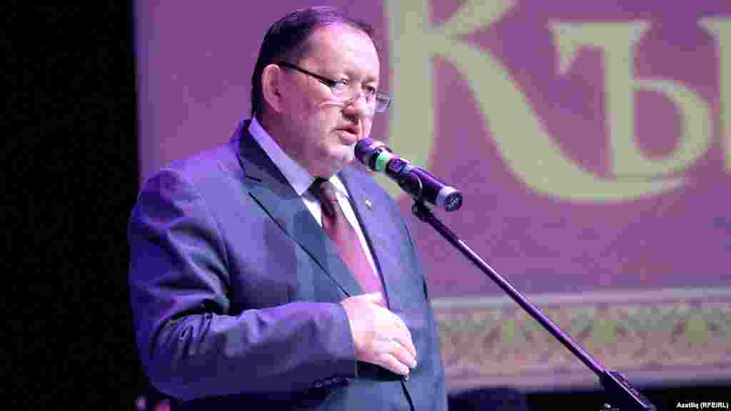 Татарстан президенты исеменнән “Кырым” фольклор ансамблен республиканың мәдәният министры Айрат Сибагатуллин сәламләде