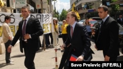 Premijer Igor Lukšić i aktivisti MANS-a pred sjedištem Saveza samostalnih sindikata u Podgorici, 8. maj 2012.