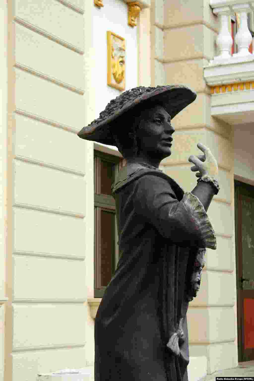 Статуя у входа в строящееся здание театра, которое является точной копией здания, разрушенного землетрясением в 1963 году.