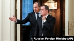 Главы МИД России и Азербайджана - Сергей Лавров (слева) и Джейхун Байрамов