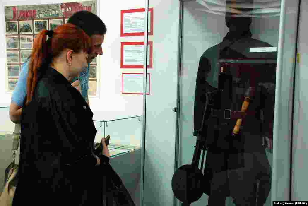 К 70-летию победы в Великой Отечественной войне организована выставка «Память сильнее времени» – фотоматериалы, документы, карты боевого пути дивизий из Казахстана, военная одежда, оружие участников войны. Посетители рассматривают обмундирование партизана времен войны.
