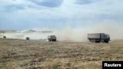 Военная автоколонна в степи в Ростовской области России, граничащей с Донецкой и Луганской областями Украины, 2014