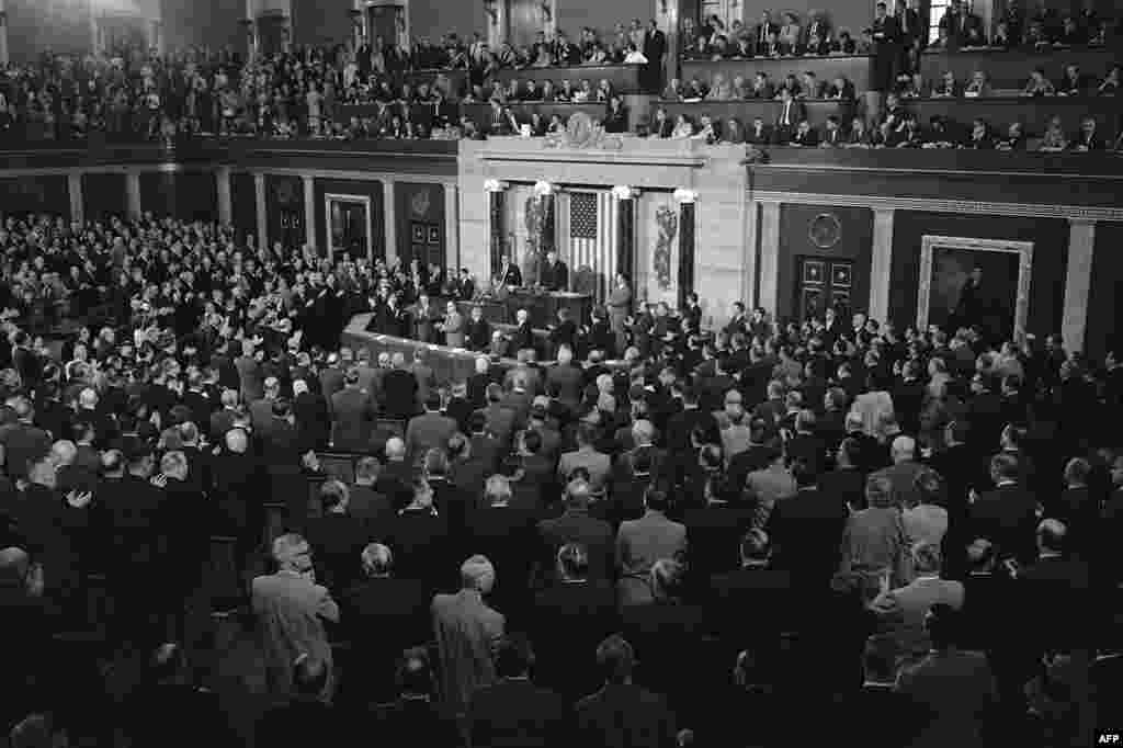 Прэзыдэнт Кэнэдзі выступае перад Кангрэсам ЗША 26 траўня 1961 года, настойваючы на вылучэньні сродкаў для адпраўкі першага чалавека на Месяц у 1970 годзе.