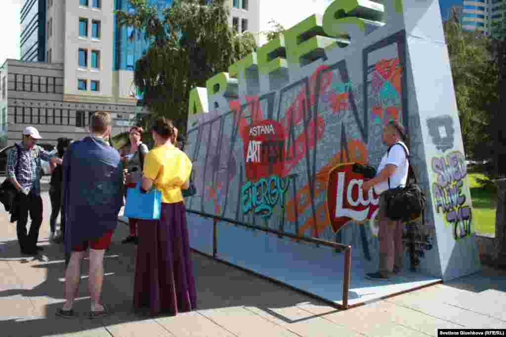 Как говорят организаторы Astana Art Fest 2016, участников для выставки они выбирали с помощью конкурса, а кого-то пригласили отдельно. У каждой группы из нескольких направлений был свой куратор, который помогал реализовать намеченную идею. 