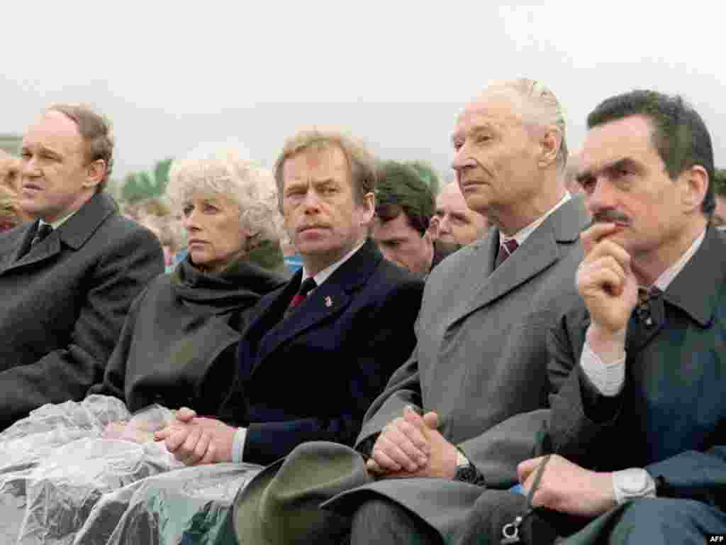 Havel (mərkəzdə) birinci arvadı Olga ilə Papa John Paul-u Çexoslovakiyaya səfəri zamanı dinləyir.