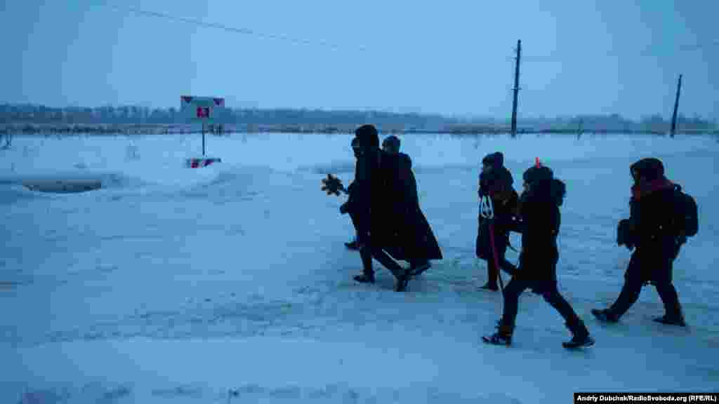 Коли вже майже стемніло, діти пішли колядувати на «стару» Авдіївку. Дорогою пройшли повз заміноване поле за яким передова, а далі – Донецький аеропорт